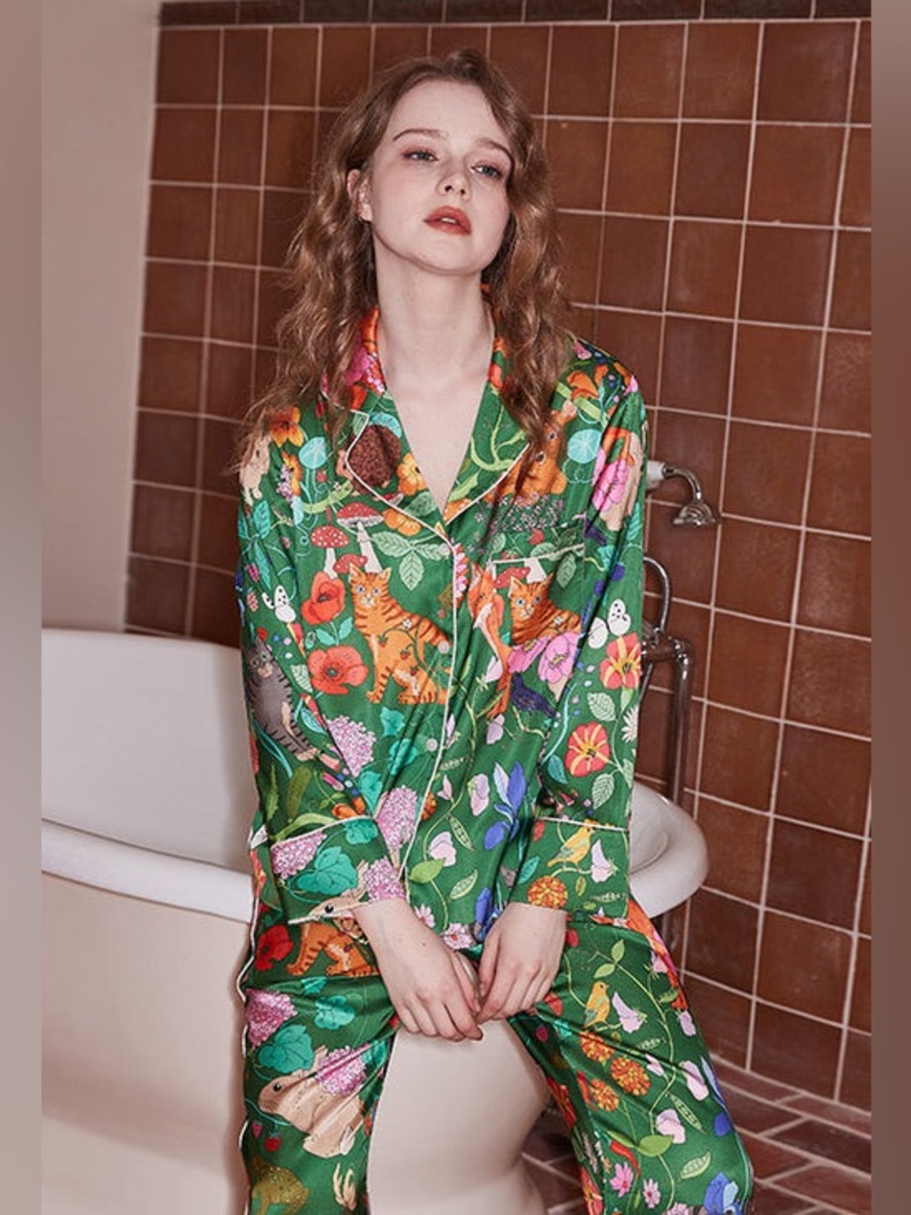 Silky Floral Pajama Set w white satin trim Green Size Medium w pockets NWT